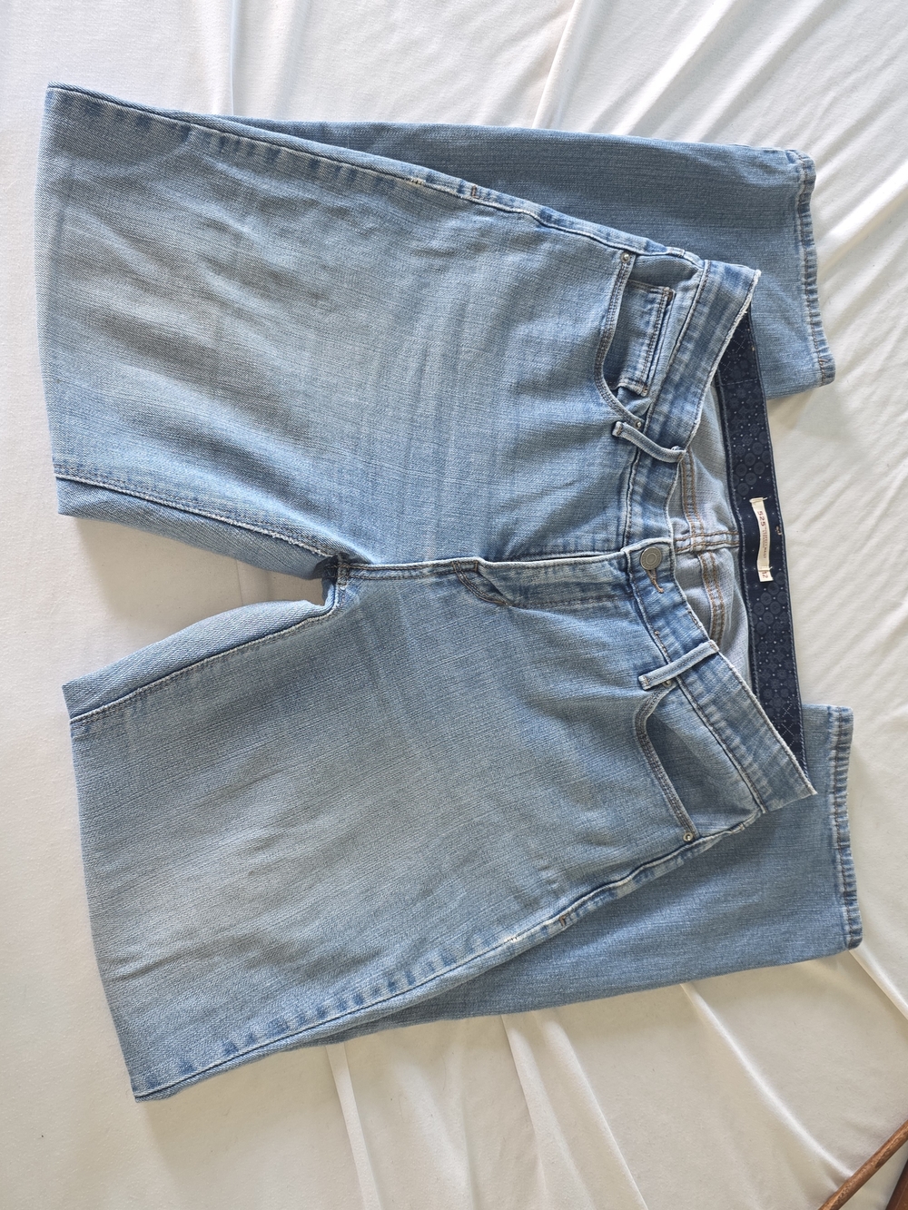 Light Wash Straight Leg Women’s Jeans